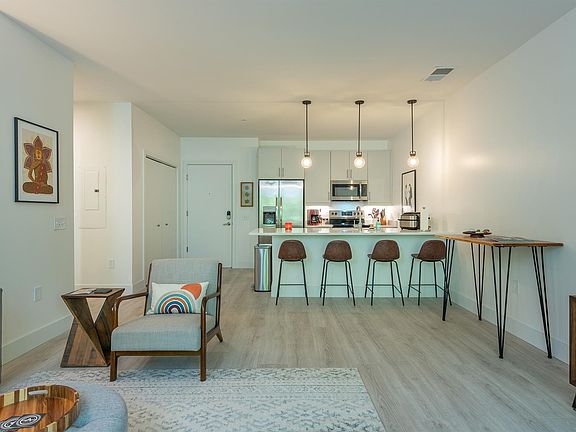 4th image of 68 Craven St #403