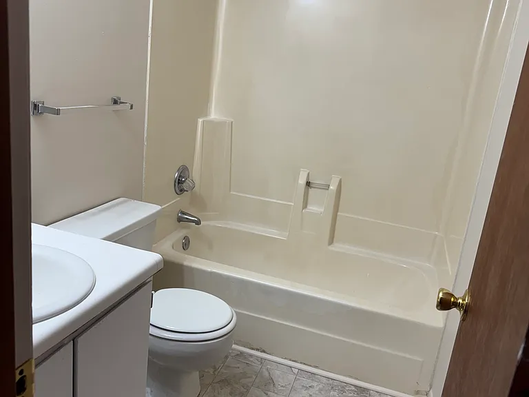 703 Lake Dr #D — Photo 2
