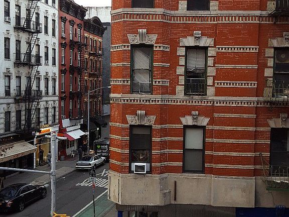 5th image of 224 Elizabeth St APT 6
