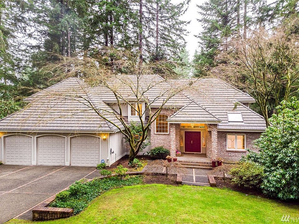 Welcome home to this Canterwood Classic!
