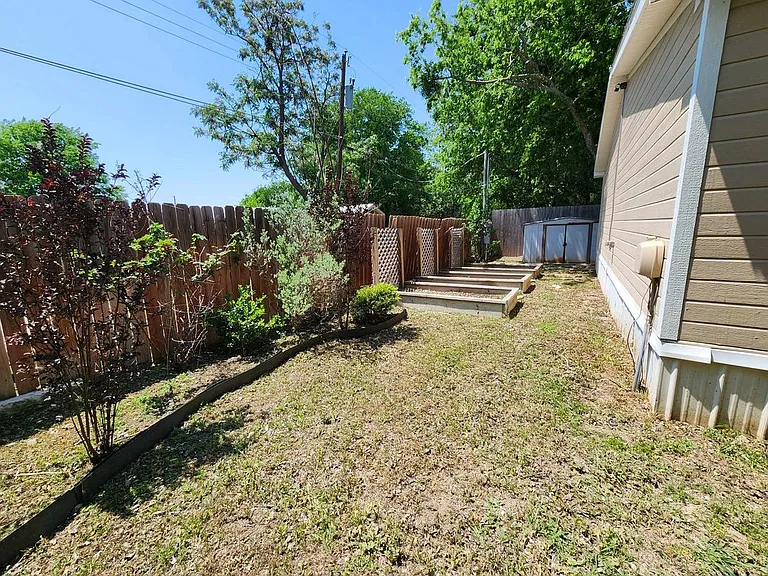922 Ashwood St — Photo 13