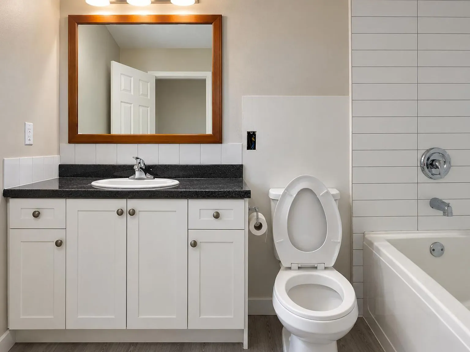 2 bed, 1000 sqft, $2,700 — Photo 2