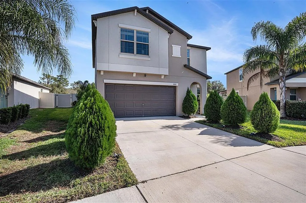 5 bed, 2.5 bath, 2264 sqft, $3,300 — Photo 3
