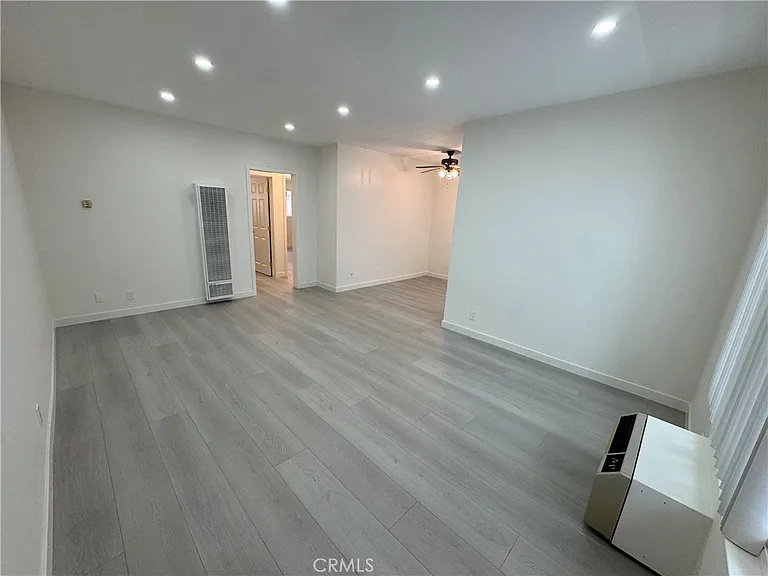 580 W Stocker St #8 — Photo 6