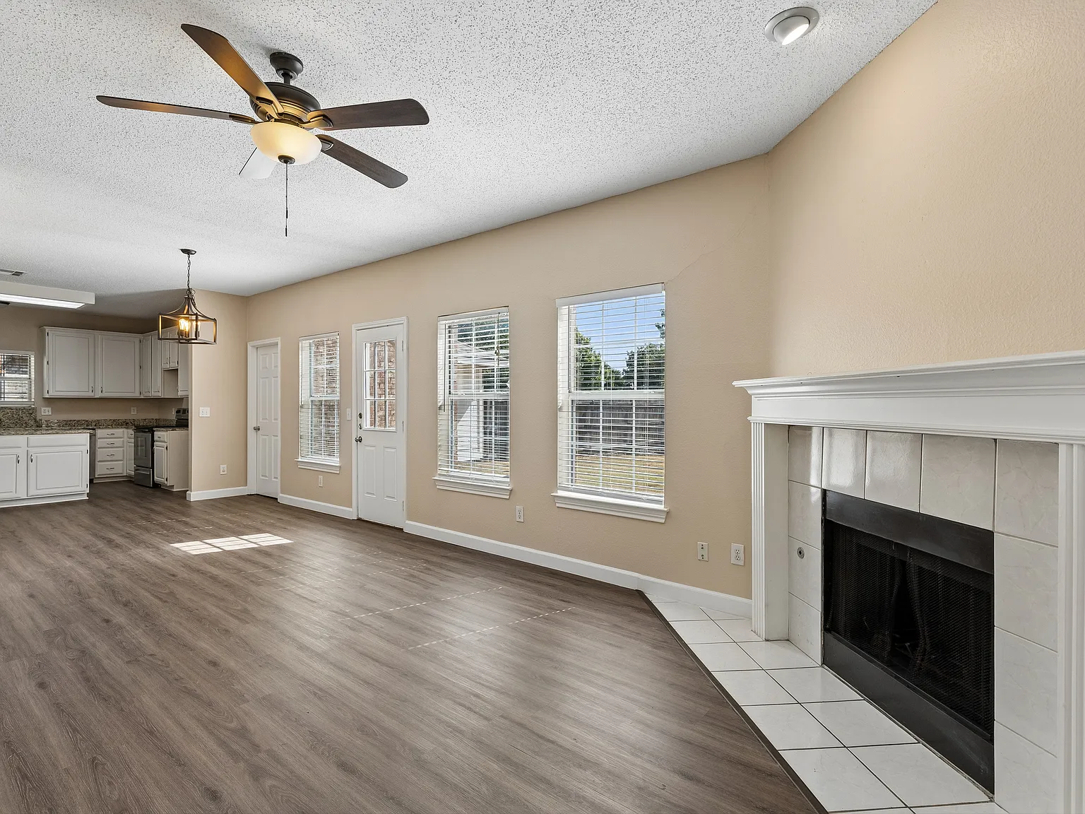 4 bed, 2226 sqft, $2,650 — Photo 4