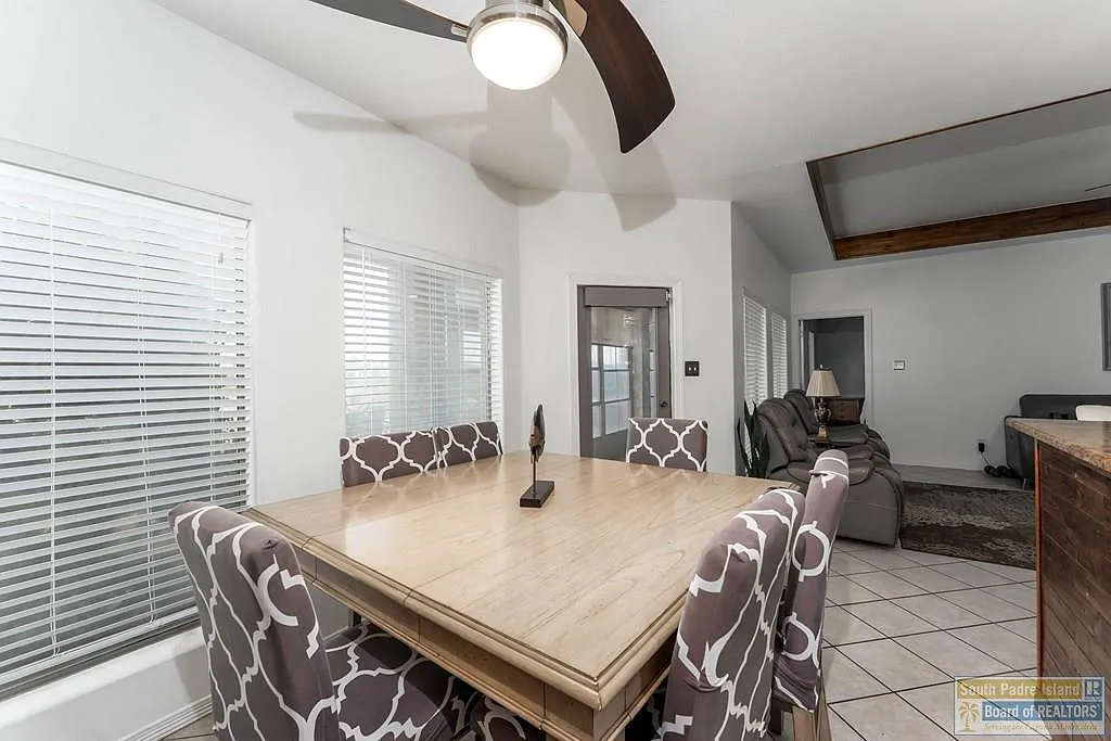 3 bed, 2.0 bath, 1390 sqft, $2,200 — Photo 4