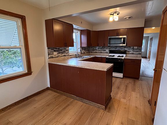 3rd image of 5657 S Kenneth Ave Floor 1