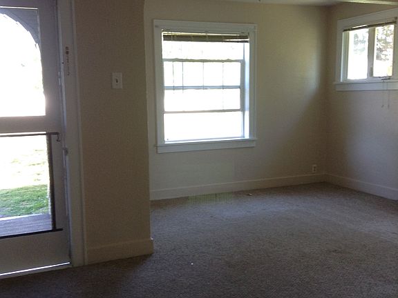 living room has coved ceiling