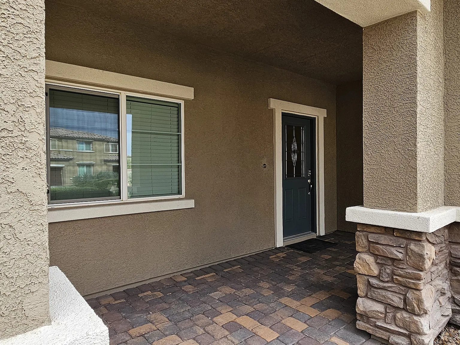 4 bed, 2354 sqft, $2,555 — Photo 2