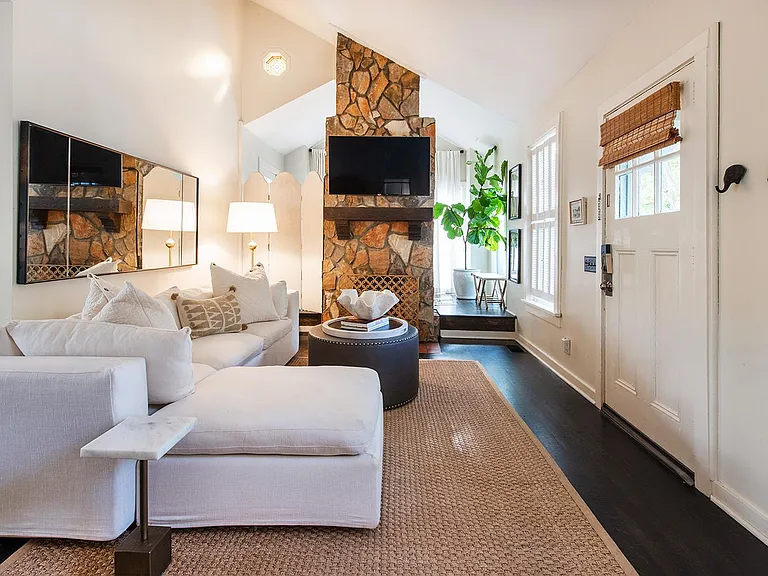 786 Martina Dr NE — Photo 2