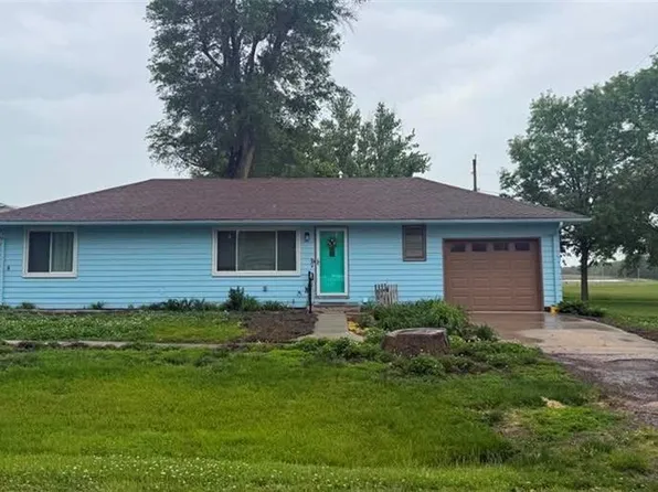 208 4th St, Winchester, KS 66097
