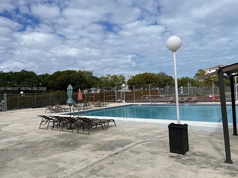 470 Executive Center Dr #1C — Photo 12