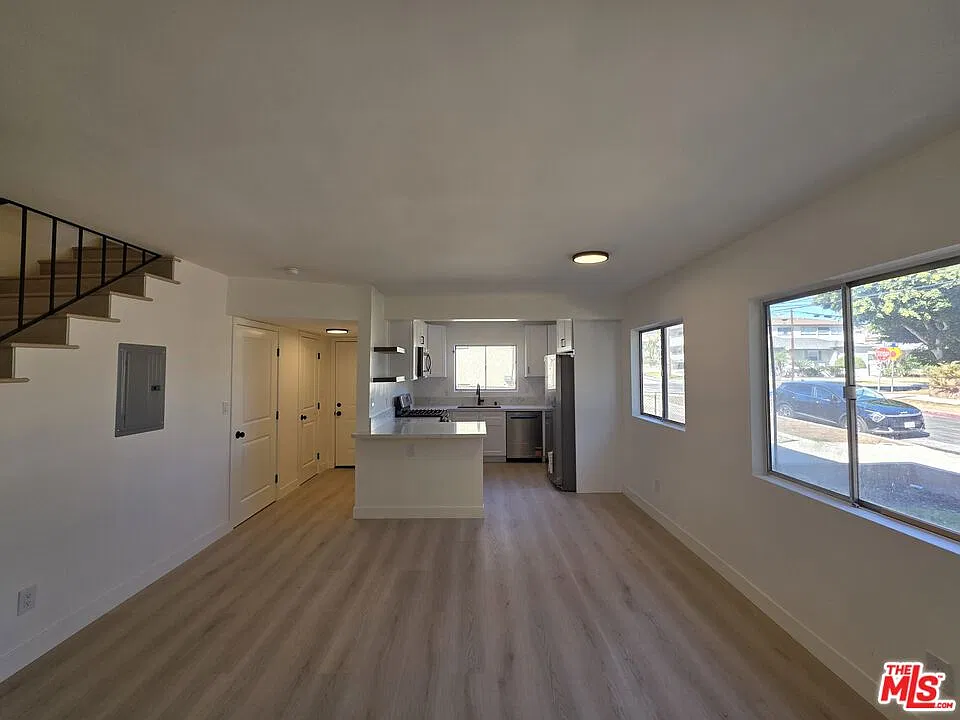 2 bed, 1.5 bath, 930 sqft, $2,600 — Photo 3