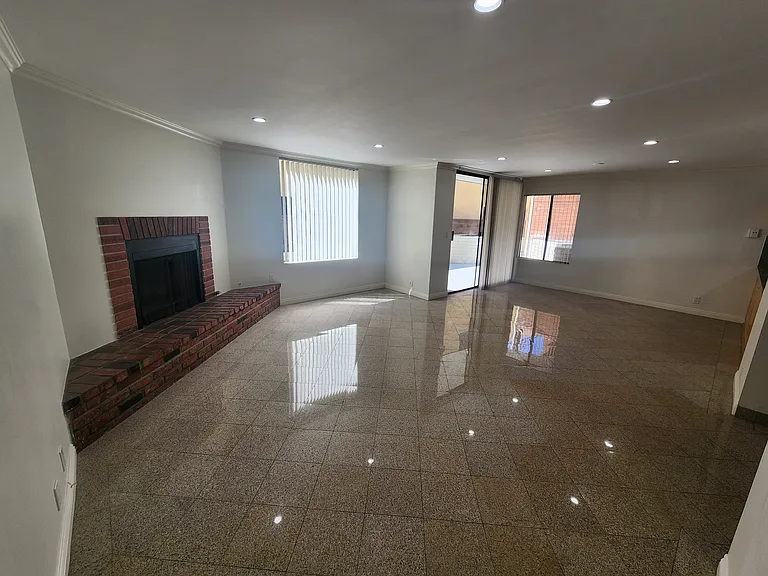 626 N Isabel St #202 — Photo 25