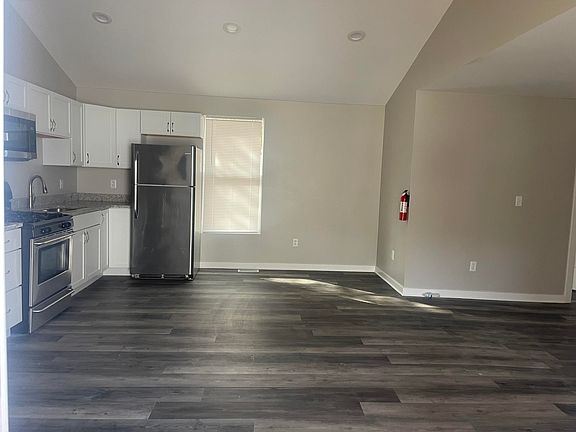 4th image of 2033 Fairview Ave