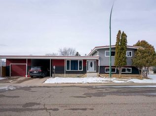 2 E Honeysuckle Rd N, Lethbridge, AB T1H 4J9