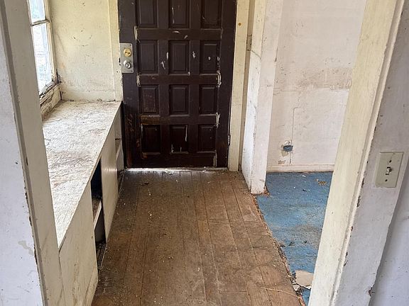 4th image of 1016 Buena Vista St