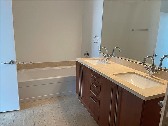 3rd image of 1111 SW 1st Ave #22N
