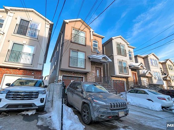 3rd image of 327 S Park St