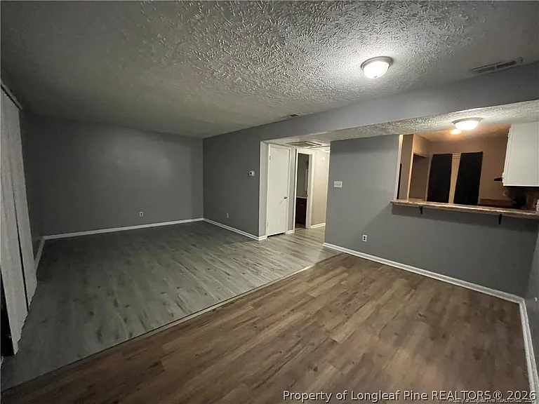 405 Kirkcaldy Ct — Photo 2