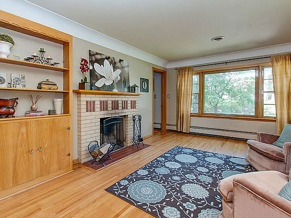 Large entertaining area around the fireplace