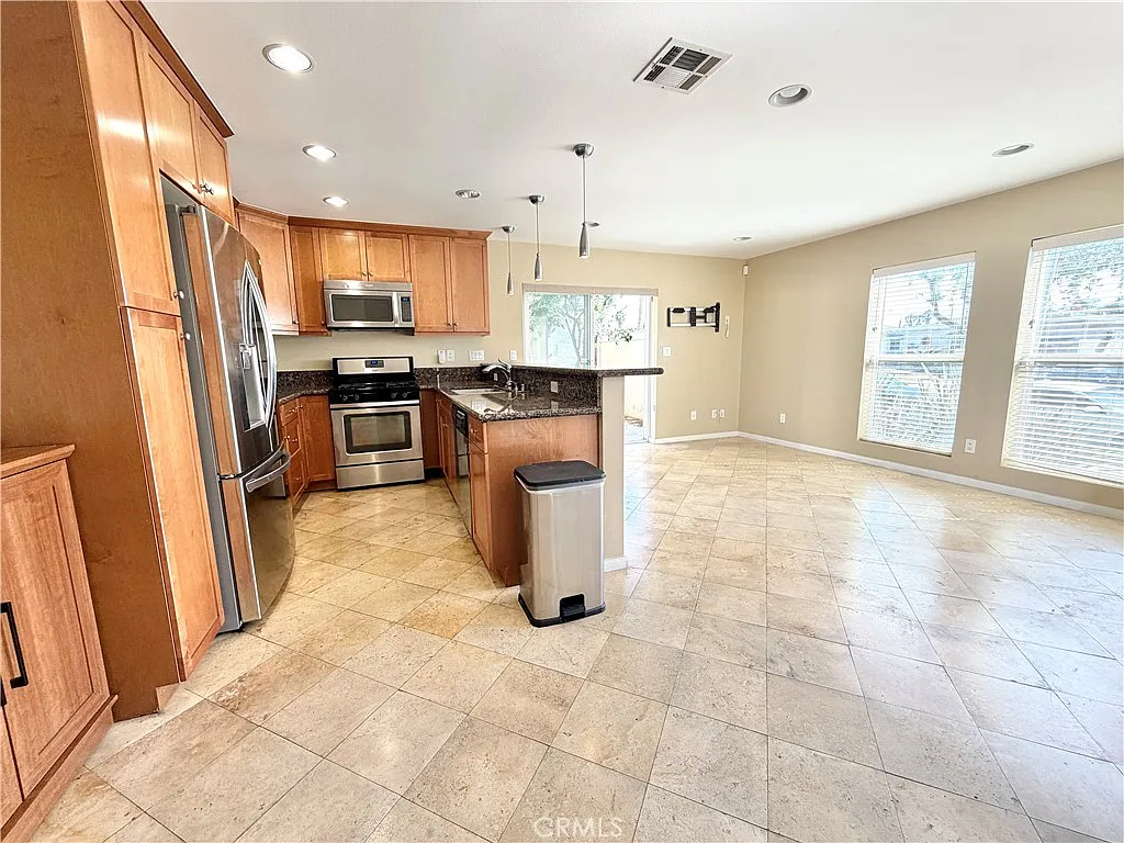 3 bed, 4.0 bath, 1805 sqft, $3,750 — Photo 4
