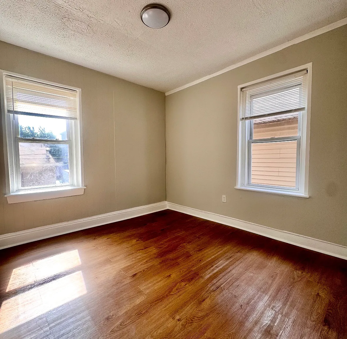 3 bed, 1000 sqft, $1,800 — Photo 3