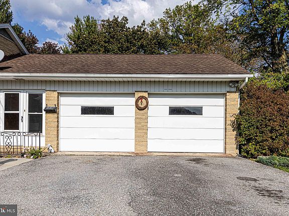 5th image of 240 Orchard Cir