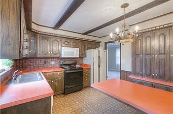 4th image of 9109 Cherry St