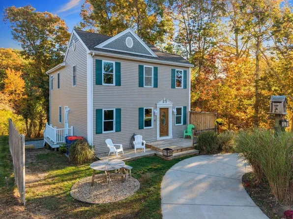 13 Parkwood Dr, Wareham, MA 02571