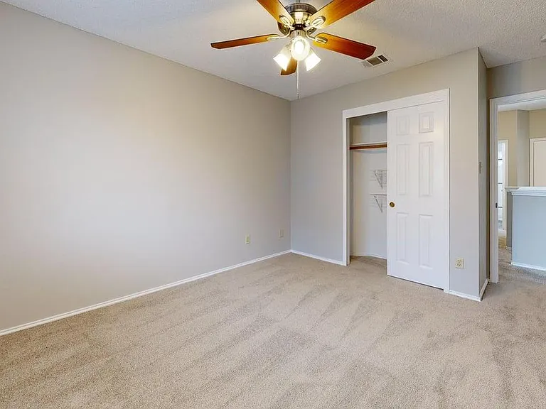 406 Oakcrest Dr — Photo 11