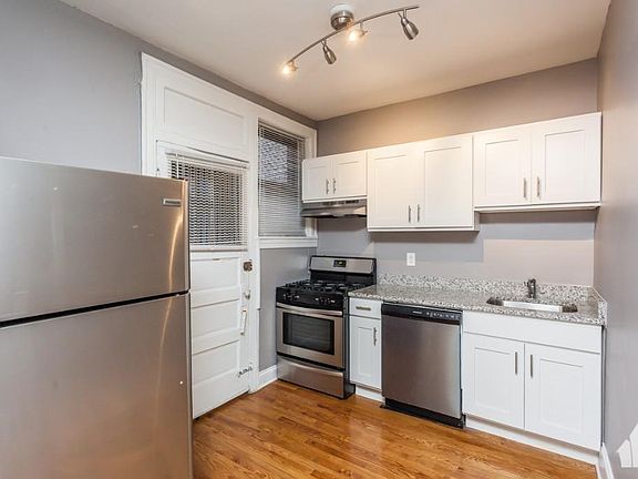 3rd image of 632 W Stratford Pl Floor At3-22-3s