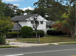 149 Phelps Ln, North Babylon, NY 11703