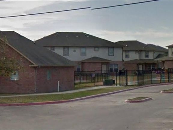 4th image of 403 N General McMullen Dr