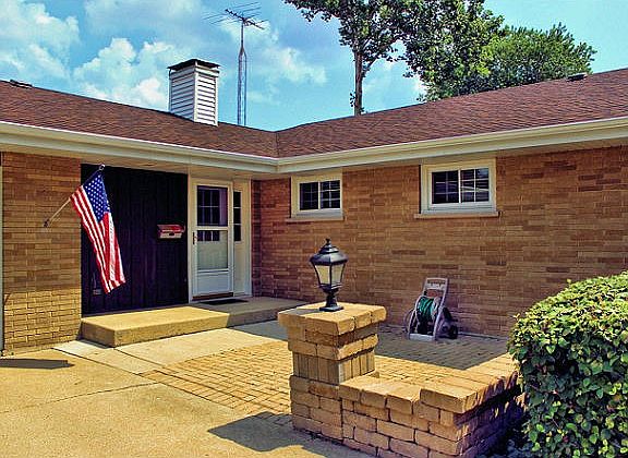 5th image of 1485 Crestwood Ct