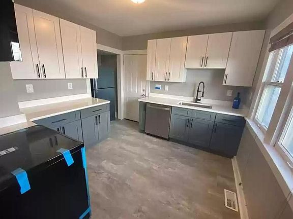 3rd image of 2160 Chesterland Ave