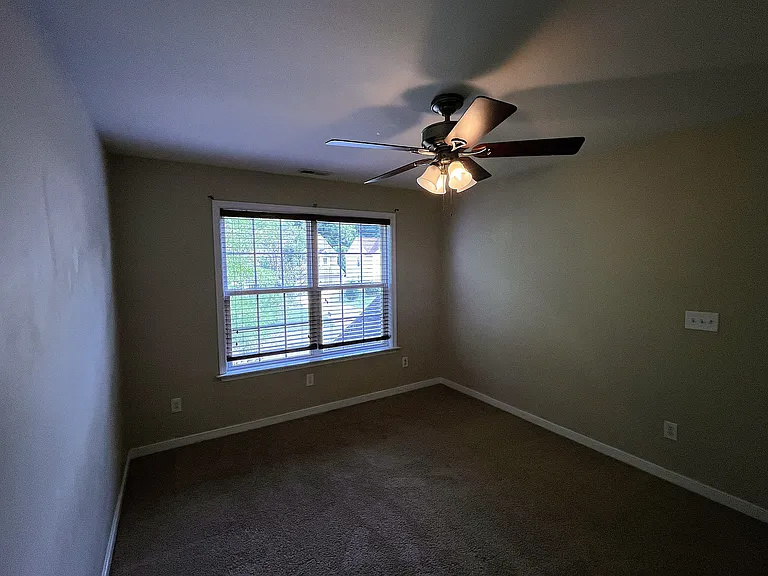 410 Queensbury Ln — Photo 14