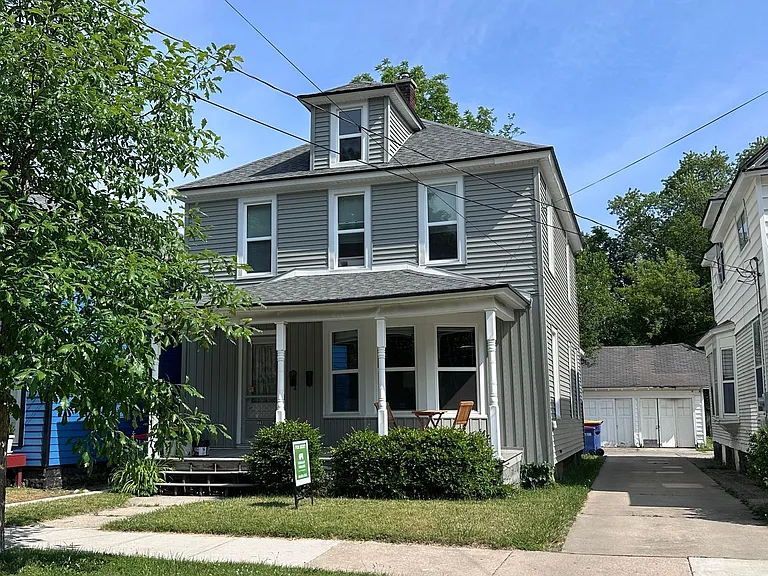 1147 Hermitage SE — Photo 1