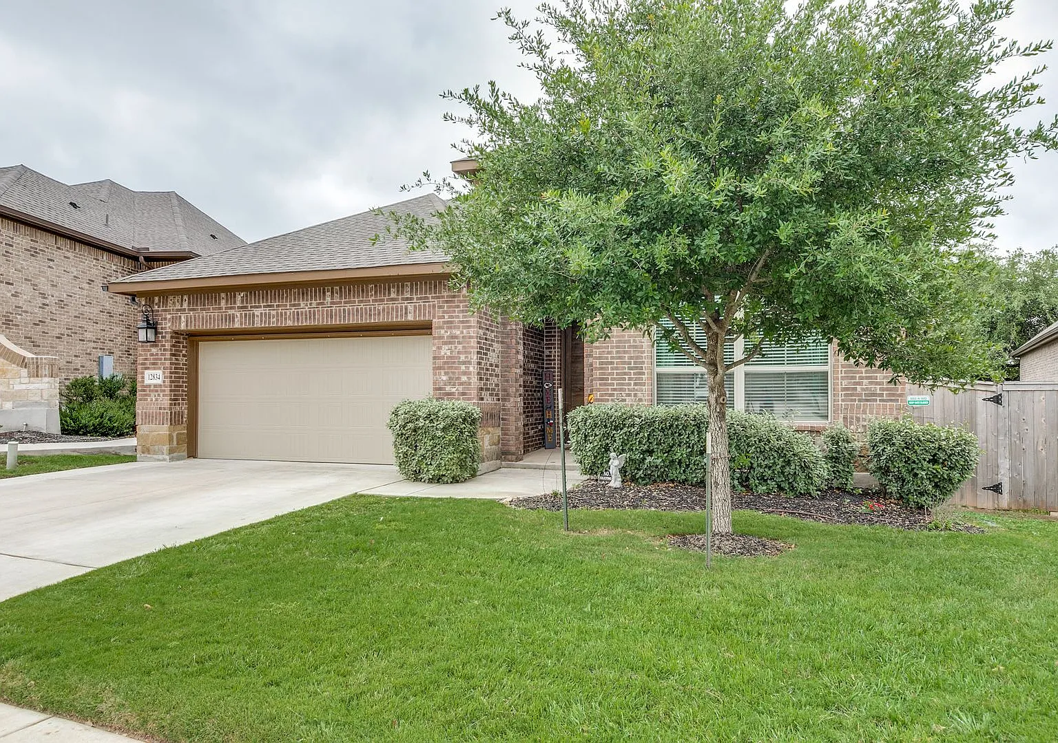 Beautiful 3-Bedroom Home In The Enclave At Weston Oaks — Photo 2
