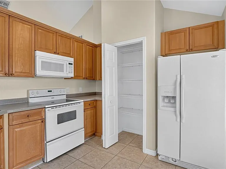 523 SE 25th Ln — Photo 7
