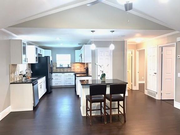 5th image of 2102 Meadowglen Dr