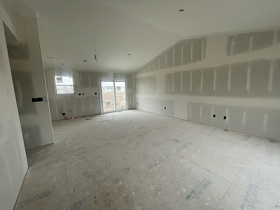 3rd image of 480 N Aurora St