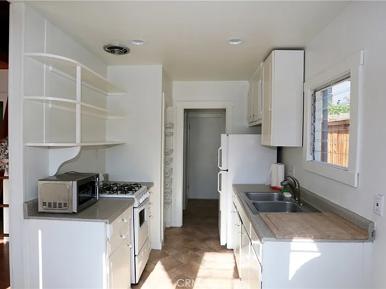 426 Aster St #B — Photo 3