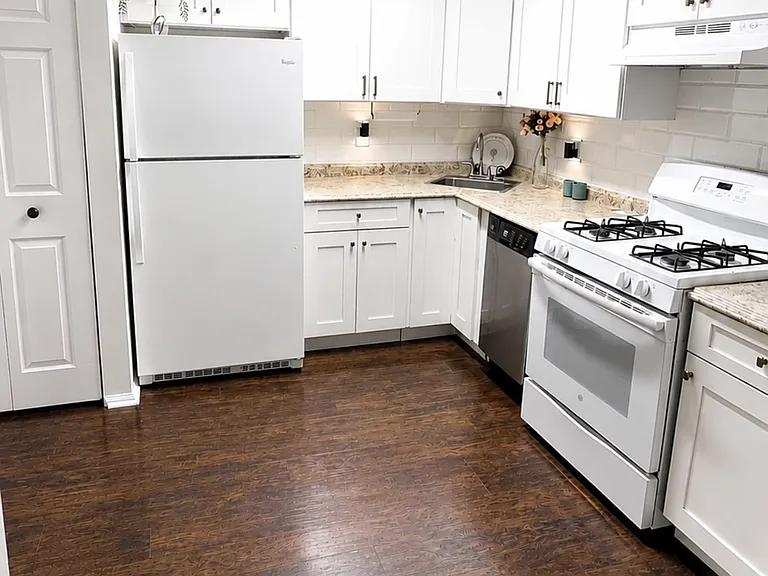 1063 Ash Dr — Photo 2