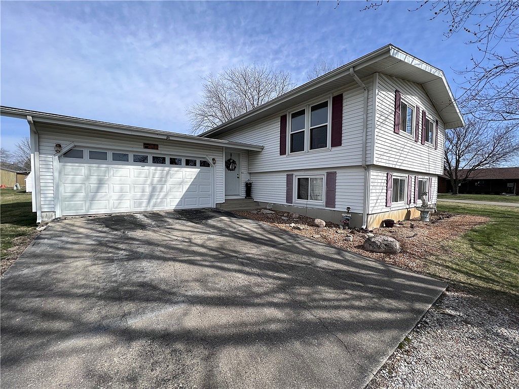 901 N 13th St, Shelbyville, IL 62565 Zillow