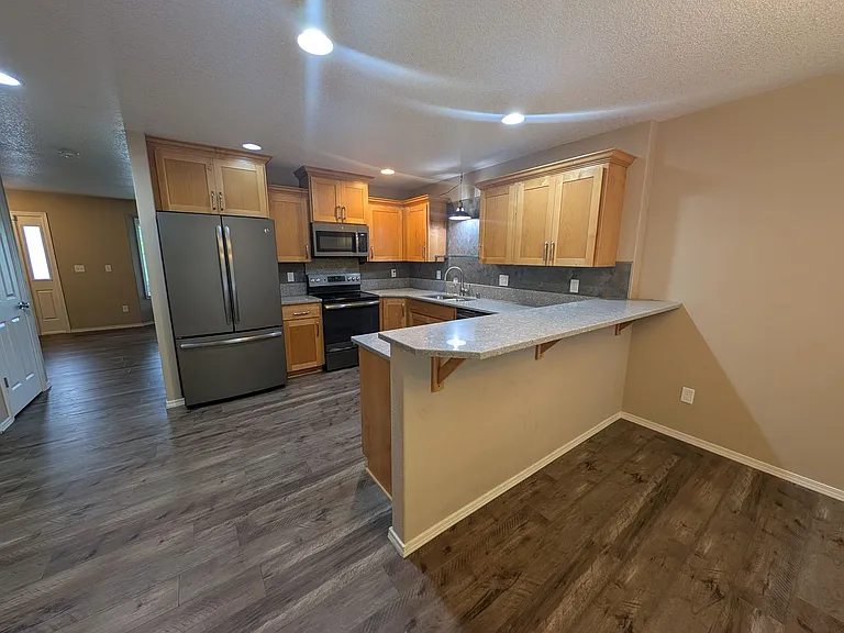 7302 Hayworth Ave NE — Photo 10