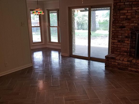4th image of 23 W Elmwood Dr