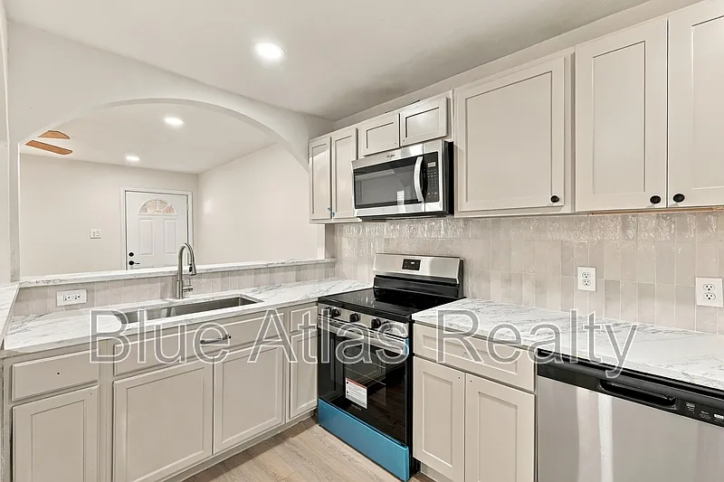 2 bed, 1.0 bath, 927 sqft, $1,650 — Photo 4