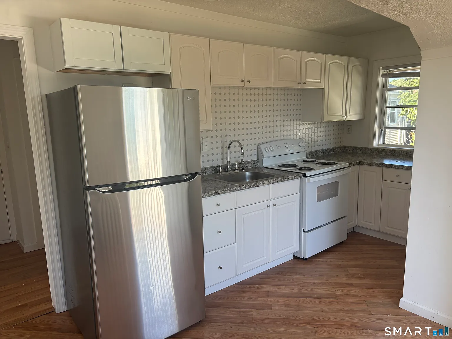 2 bed, 1.0 bath, 1942 sqft, $1,800 — Photo 4