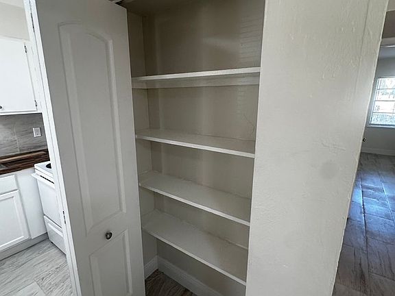 4th image of 901 SW 62nd Ter
